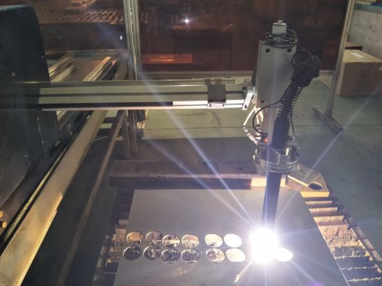 Máquina de corte de metal área efectiva 1500 * 2500 milímetros de corte CNC de plasma con antorcha de plasma e altura de arco